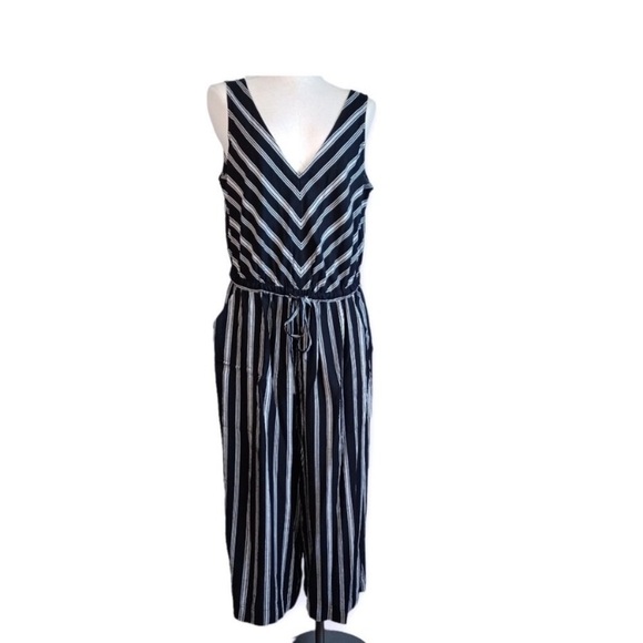 Gap Wide-Leg Crop Jumpsuit black white chevron stripe - Picture 2 of 8